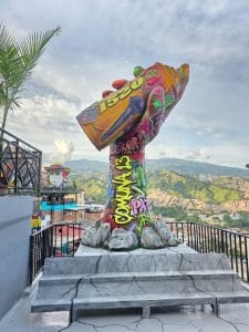 ESCULTURA EL PUÑO MONUMENTO GRAFFITI COMUNA 13 MEDELLIN 2