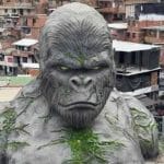 Un Gorila gigante en el Tour Comuna 13 medellín