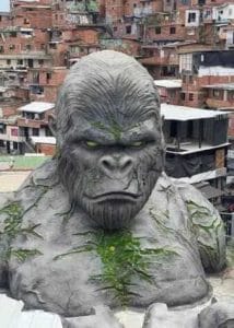 Un Gorila gigante en el Tour Comuna 13 medellín