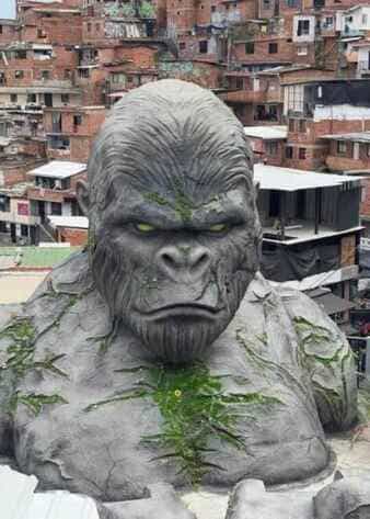 IMG 2 Gorila comuna 13 medellin by cr studio 3D