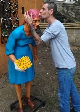Escultura comercial Escenografía 3D y espacios temáticos comerciales 16 Escultura temática a tamaño real de una abuela sosteniendo un plato de papas fritas, fabricada en impresión 3D por CR Studio 3D en Medellín.