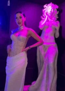 Aída Victoria Merlano posando al lado de su escultura réplica de Medusa hiperrealista fabricada por CR Studio 3D