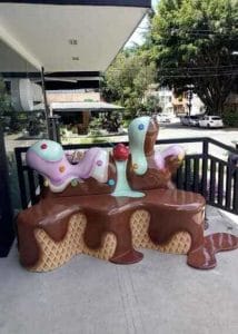 Banca temática funcional en forma de helado derretido con galleta de cono, toppings de colores y cereza, fabricada mediante impresión 3D por CR Studio 3D para Heladería Cone en Medellín.