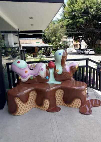 Banca temática funcional en forma de helado derretido con galleta de cono, toppings de colores y cereza, fabricada mediante impresión 3D por CR Studio 3D para Heladería Cone en Medellín.