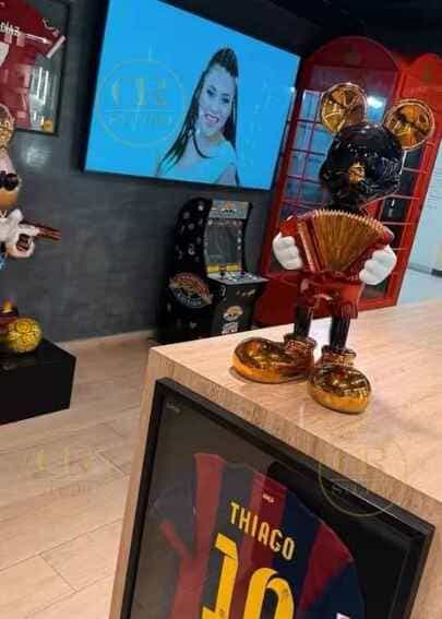 proyecto personalizado de arte decorativo para el reconocido artista Luisito Muñoz. La figura representa una versión estilizada de Mickey Mouse interpretando el acordeón, destacando por sus acabados en negro brillante, detalles cromados en oro y rojo metalizado. Elaborada mediante tecnología de impresión 3D en Medellín por CR Studio 3D para proyectos de tematización, galerías y coleccionistas.