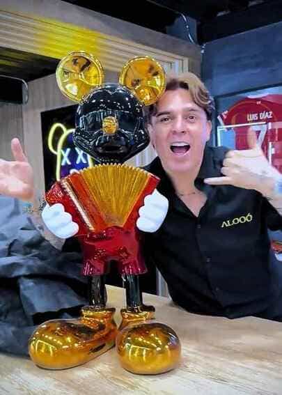 escultura personalizada de Mickey Mouse acordeonista en acabados negro brillante y dorado metalizado, fabricada por CR Studio 3D en Medellín.