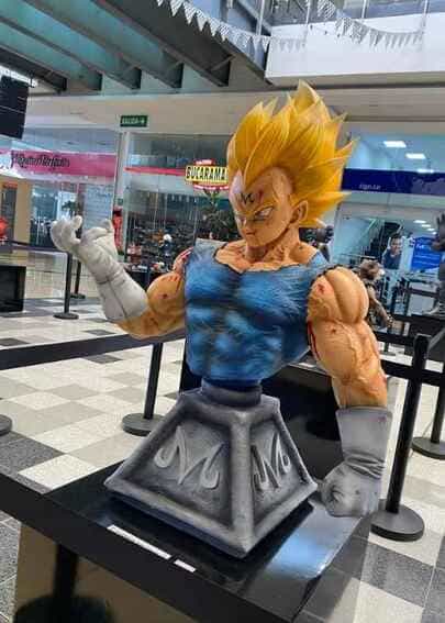 Escultura monumental en forma de busto de Vegeta en su versión Majin con cabello amarillo y base personalizada en un centro comercial, fabricada mediante impresión 3D por CR Studio 3D en Medellín.