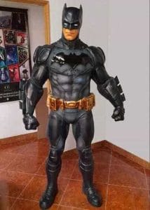 Escultura coleccionable de Batman de cuerpo completo a tamaño real con traje táctico negro y gris y cinturón dorado, fabricada mediante impresión 3D por CR Studio 3D en Medellín.