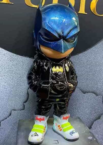Escultura estilo Art Toy de Batman urbano con casco azul metalizado y tenis personalizados, fabricada con impresión 3D en Medellín por CR Studio 3D.