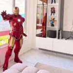 Escultura monumental de Iron Man a tamaño real con luz LED en el pecho, fabricada mediante impresión 3D en Medellín por CR Studio 3D
