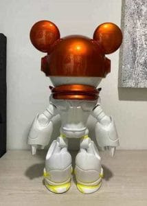 Escultura coleccionable de Space Molly edición Mickey Mouse vista desde atrás, con traje espacial futurista blanco y casco metalizado naranja, fabricada mediante impresión 3D por CR Studio 3D en Medellín.