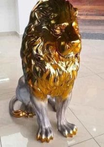 Escultura decorativa de un león sentado con acabado metalizado espejo en tonos dorado y plateado sobre un piso brillante, fabricada mediante impresión 3D por CR Studio 3D en Medellín.