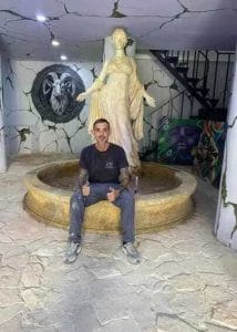 Escultura temática de una diosa griega neoclásica instalada en el centro de una fuente circular de piedra dentro de un proyecto residencial, fabricada mediante impresión 3D por CR Studio 3D en Medellín.