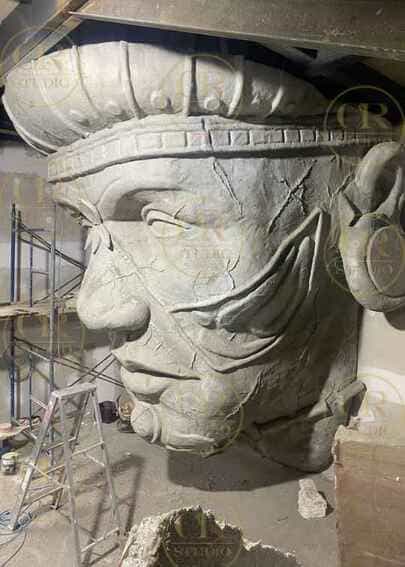 Detalle lateral y perfil de la escultura monumental "El Chamán" para la Galería Origen en la Comuna 13, fabricada mediante impresión 3D por CR Studio 3D en Medellín.