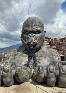 Escultura monumental Terminada "El Gorila Gigante" en la Galería Renacer de la Comuna 13, fabricada mediante impresión 3D en Medellín por CR Studio 3D.
