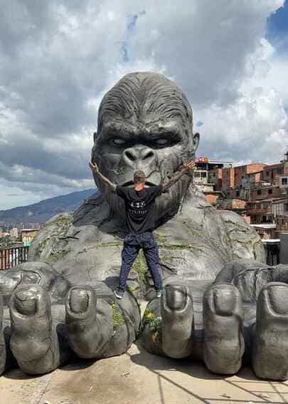 Escultura monumental Terminada "El Gorila Gigante" en la Galería Renacer de la Comuna 13, fabricada mediante impresión 3D en Medellín por CR Studio 3D.