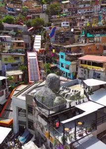 Perspectiva aérea de la escultura monumental "El Gorila Gigante" en la terraza de la Galería Renacer, Comuna 13 de Medellín, creada con impresión 3D por CR Studio 3D.