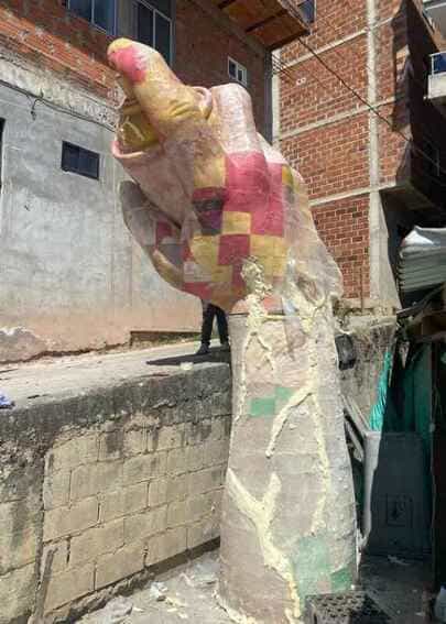 Proceso de montaje y ensamblaje en sitio de la escultura monumental "Mano Aerosol" para el Mirador 1520 en la Comuna 13, fabricada mediante impresión 3D en Medellín por CR Studio 3D.