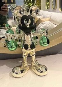 Escultura coleccionable de Mickey Mouse Money con acabado cromado dorado brillante sosteniendo sacos de dinero verdes, fabricada mediante impresión 3D por CR Studio 3D en Medellín.