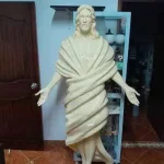 Escultura monumental en proceso de elaboración de la figura de Jesucristo con brazos abiertos, fabricada a demanda mediante impresión 3D por CR Studio 3D en Medellín.