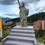 marketing sensorial escultura réplica de la Estatua de la Libertad en el mirador el cielo en medellin