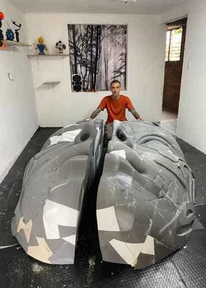 Estructura de cabeza monumental dividida en dos partes en taller de modelado, en proceso de ensamble pre-pintura para la discoteca Zenith Rooftop, fabricada por CR Studio 3D en Medellín.