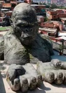 El Gorila gigante comuna 13 medellin escultura monumental urbana modelado e impresion 3d crstudio colombia