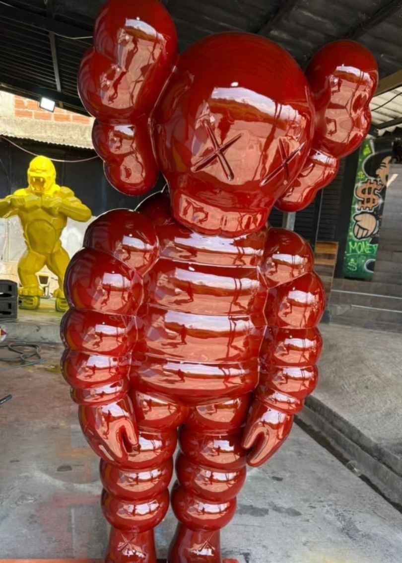 Escultura Kaws -3