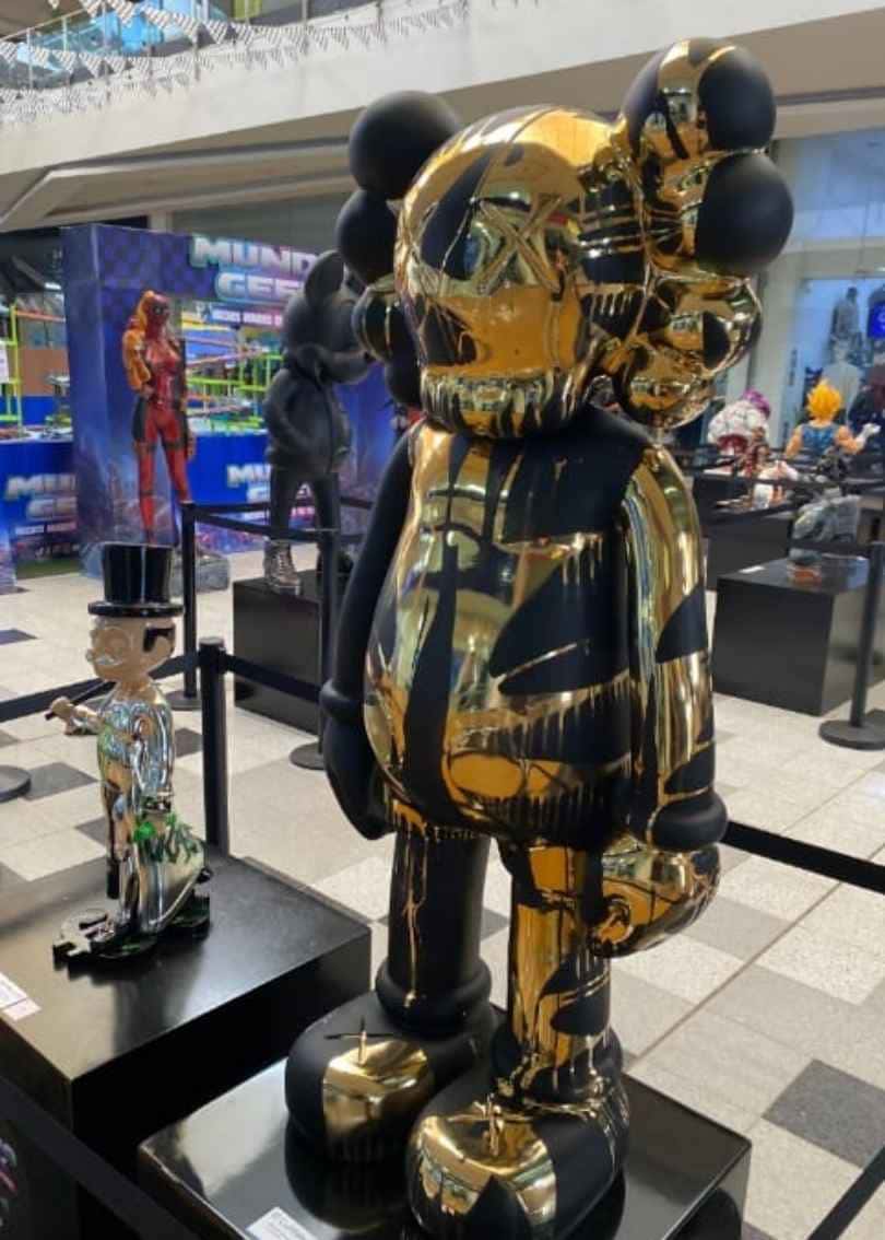 Escultura Kaws Gold -1