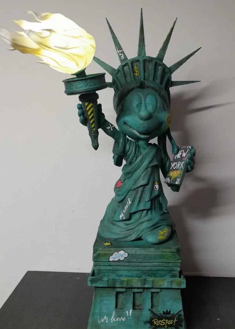 Escultura de colección Minnie Liberty